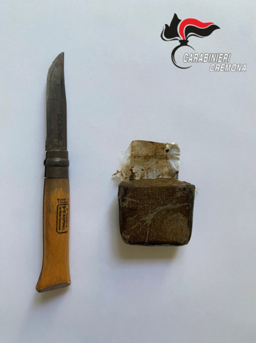 Rissa aggravata a Piadena (un ferito per bottiglia rotta scagliata contro l'addome e tre denunce) e sequestro di hashish e coltello a Robecco