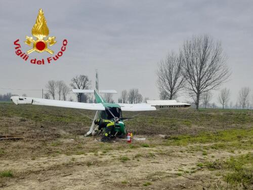 Un ultraleggero in difficoltà urta un cavo Telecom durante un atterraggio di emergenza a Chieve