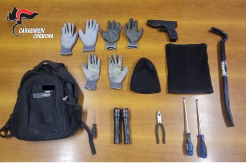 Carabinieri: inseguimento di oltre 10 km e arresto per resistenza a pubblico ufficiale, quattro denunciati per possesso di arnesi da scasso
