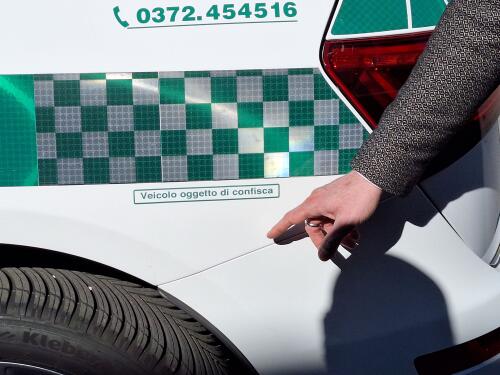 Polizia locale, presentate le nuove attrezzature: Bodycam, spray al peperoncino, software per i sinistri e una Audi Q5 (costo 0 in quanto confiscata)