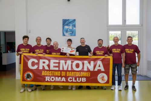 Il Roma Club Cremona dona 1000 euro presso la sede di Occhi Azzurri Onlus