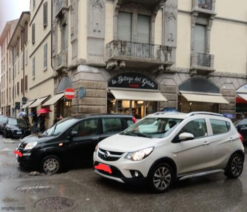 Torna la pioggia, allaga i campi e come di consueto si riaprono le buche e capita anche che le auto restino intrappolate