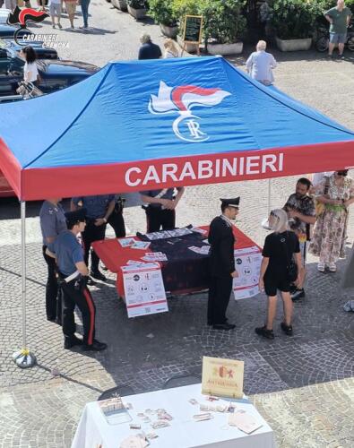 Stand dei carabinieri a Castelleone Antiquaria per insegnare come difendersi dai truffatori