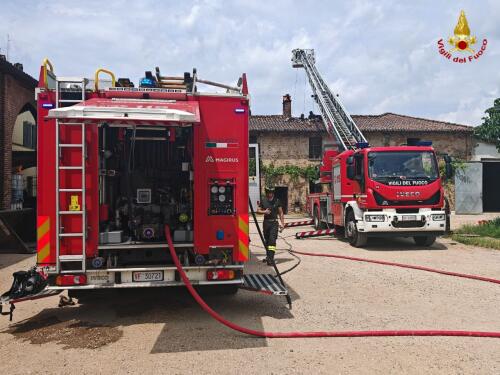 Vigili del fuoco in azione a Castelverde per un principio di incendio
