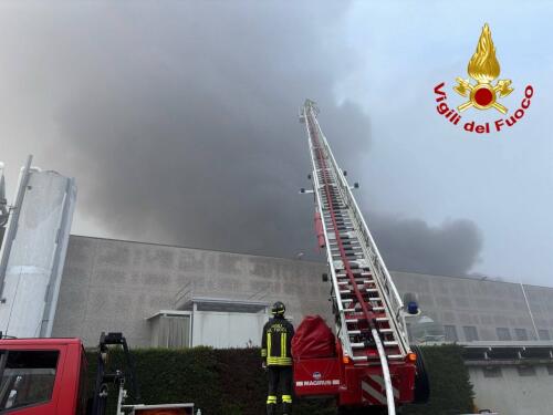 Incendio a Gadesco Pieve Delmona: intervento in forze dei vigili del fuoco di Cremona
