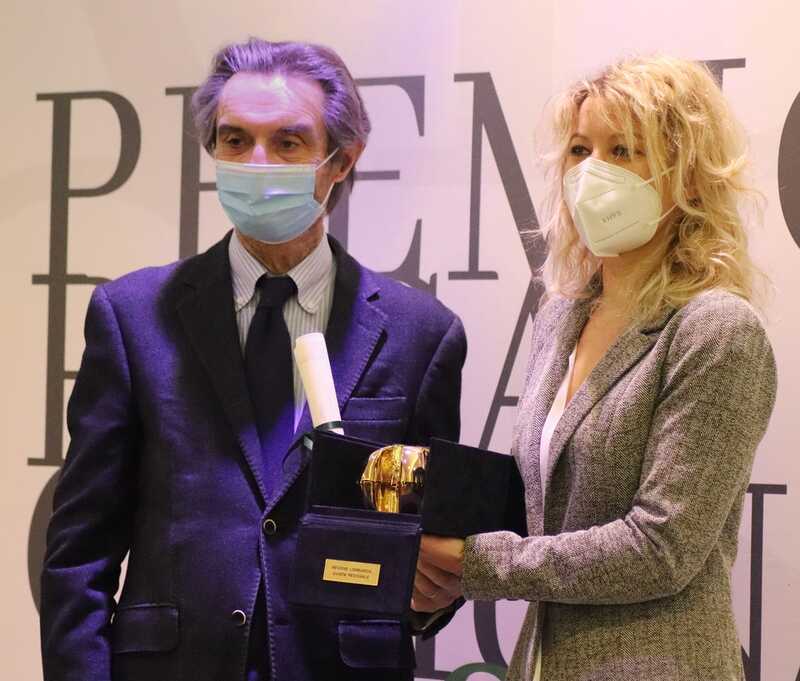Fontana consegna ad Annalisa Malara il premio "Rosa Camuna"