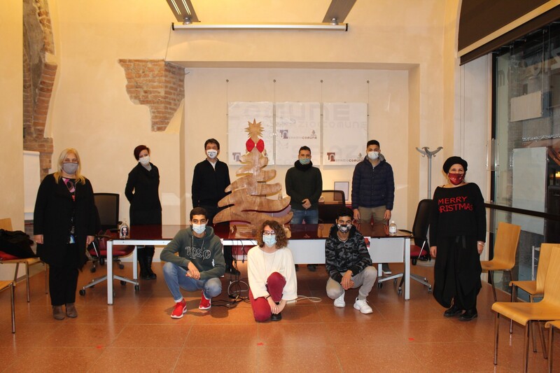 I ragazzi della cooperativa Nazareth realizzano un albero di Natale per ricordare Roberto Ferrari