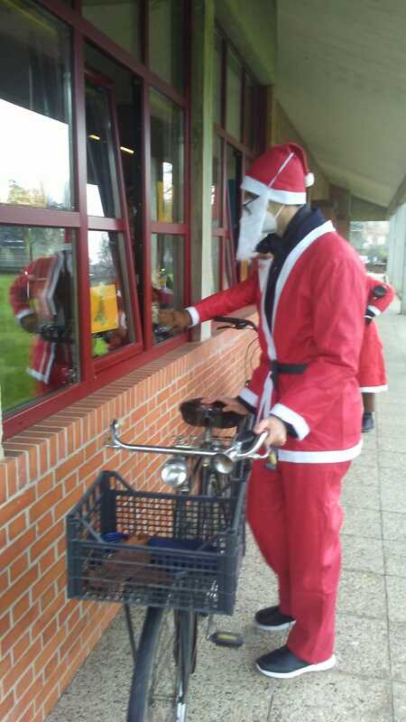 Babbo Natale (in bicicletta, forse per questo un po' magro!) visita i bimbi delle scuole d'infanzia cremonesi