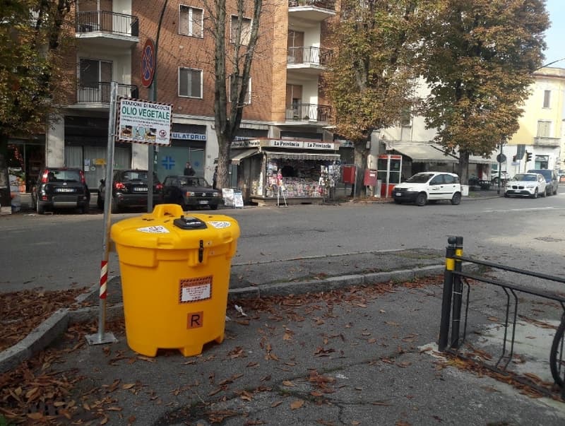 Posizionati nuovi contenitori in vari punti della città per raccogliere oli e grassi alimentari esausti