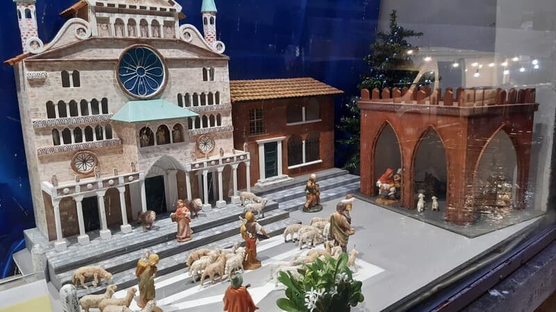 Decorazioni natalizie: presepi nei negozi e sotto la Loggia dei Militi