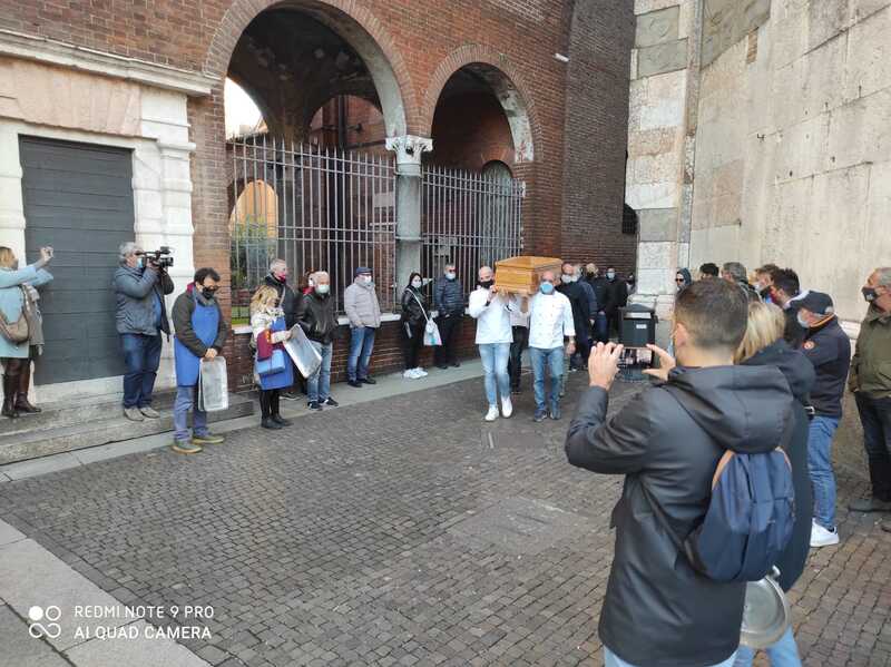 Il funerale delle attività commerciali in piazza del Comune: manifestazione di protesta pacifica, alla fine dialogo col sindaco Galimberti
