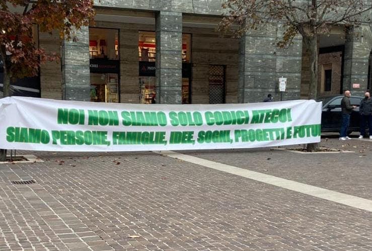 I commercianti di nuovo in piazza per manifestare: iniziativa in piazza Stradivari di Confesercenti