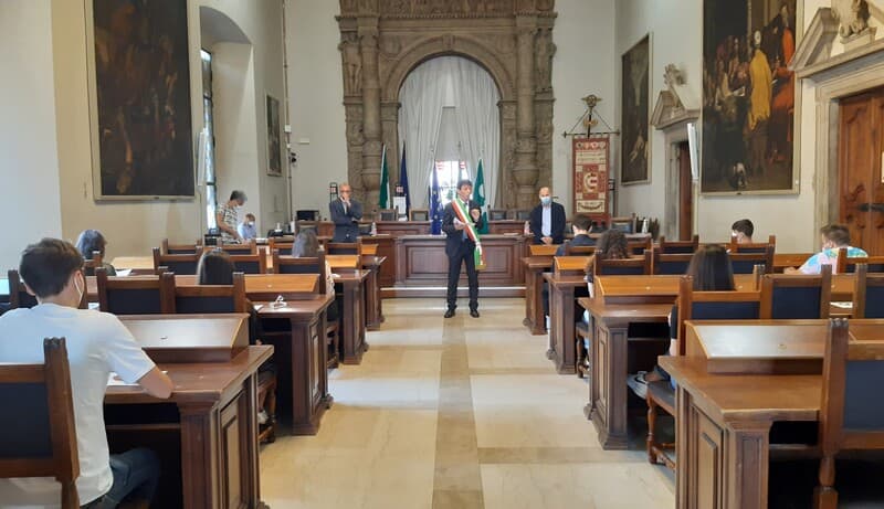 Festa della Repubblica: cerimonia per la consegna di Costituzione e statuto comunale ai nuovi cittadini italiani e ai 18enni