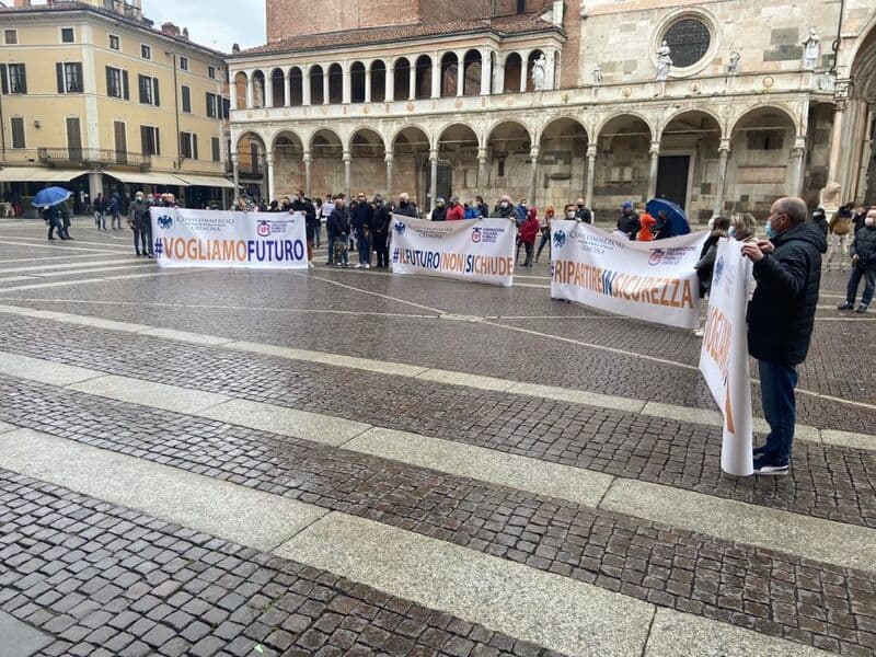 I pubblici esercenti protestano pacificamente ma con decisione:"I ristori non bastano, fateci lavorare, lo stato ci ha deluso"