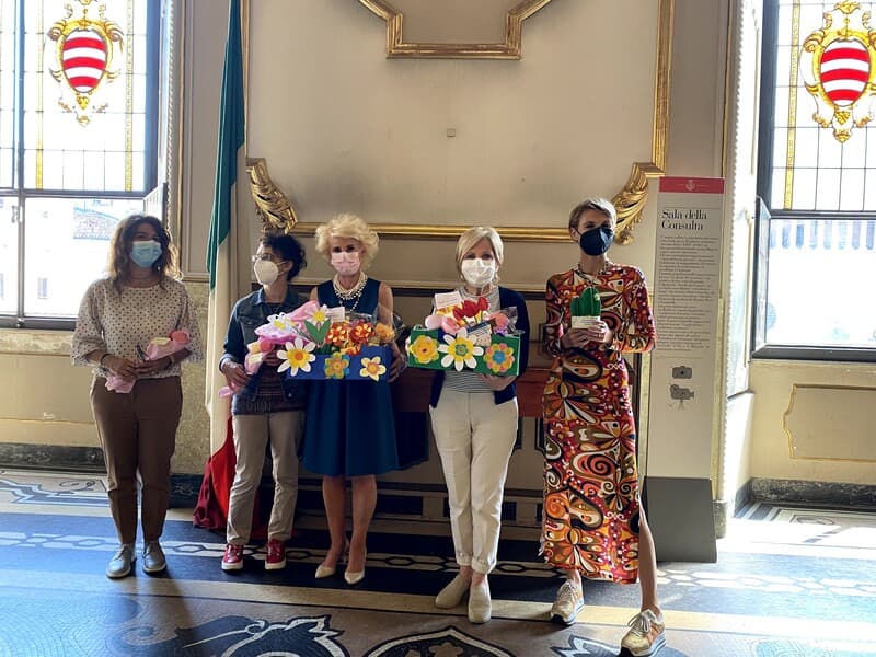 "Con un fiore ti penso": consegnati i lavori dei bimbi pensati per stare vicini agli ospiti delle case di riposo