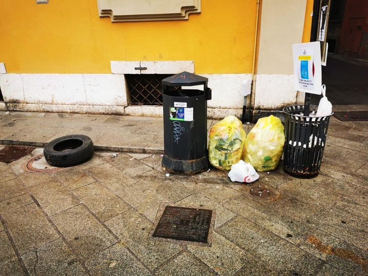 Ventura polemizza sui rifiuti abbandonati in corso Campi