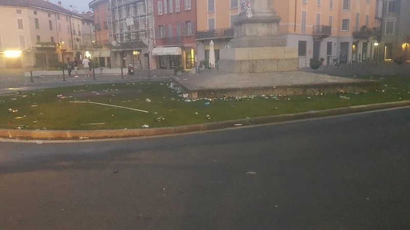 Il sindaco di Crema Bonaldi si arrabbia: piazza lasciata sporca dopo i festeggiamenti