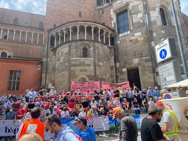 Il giro d'Italia entusiasma i cremonesi: in migliaia lungo il percorso ad ammirare i ciclisti