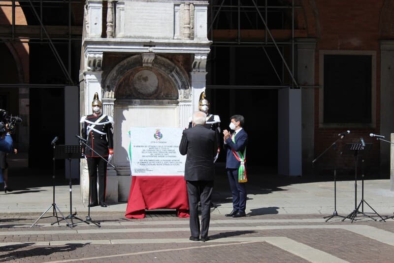 Cremona onora le sue vittime: inaugurata la lapide-omaggio per i morti del covid-19 alla presenza di Mattarella