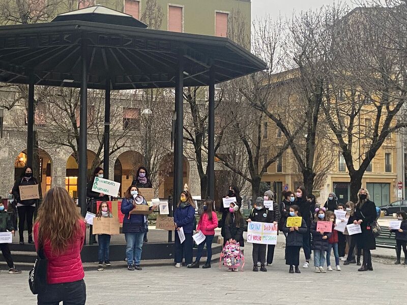 Nuova pacifica protesta in centro città per la chiusura delle scuole
