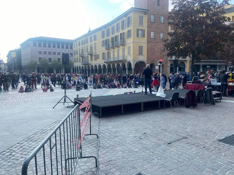 Molta curiosità per "Scintille d'arte": artisti e creativi cremonesi riempiono le vie della nostra città 