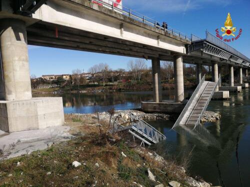 Crolla una passerella sul ponte di Maccastorna: intervengono i vigili del fuoco di Cremona