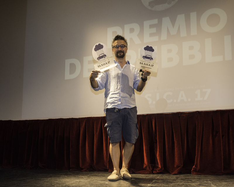 Emiliano Guarneri della squadra Bergamin Production con le targhe del miglior montaggio e del premio del pubblico (foto Leonardo Calvi).jpg