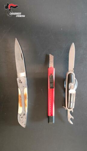 Notiziario carabinieri: a Crema un 22enne danneggia il dehor di un bar, oppone resistenza ai Carabinieri ed è trovato in possesso di tre armi da taglio, denuncia