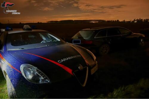 Rivolta d'Adda: automobile non si ferma all'alt dei carabinieri, inseguimento e veicolo abbandonato con fuga degli occupanti
