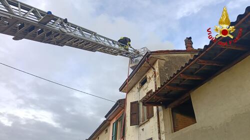Vigili del fuoco di Cremona in azione a Caselle Landi per spegnere un incendio