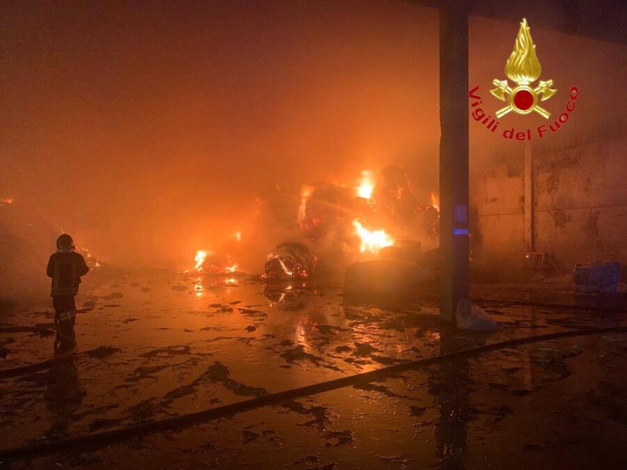 Intervento dei vigili del fuoco in una cascina di Cumignano