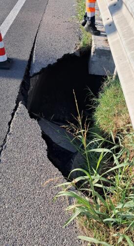Cede la strada in via Passolombardo (altezza sovrappasso di via Postumia), senso unico alternato
