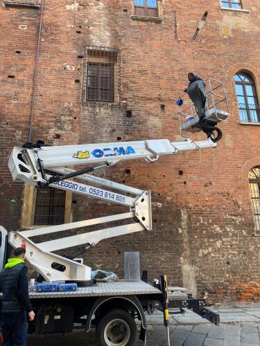 Iniziati i lavori per chiudere le buche pontaie di Palazzo Comunale: scopo fermare i piccioni