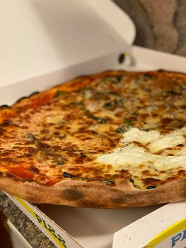 Commercio e ristorazione, due attività chiudono il loro ciclo in città
