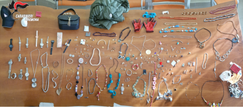 Auto scappa all'alt nel cremasco, inseguimento dei carabinieri, arrestato 26enne denunciato anche per un furto a Pozzaglio