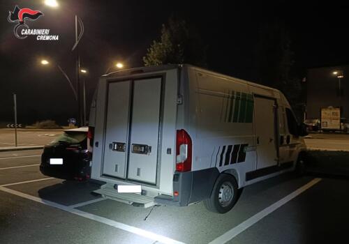Ricengo, i carabinieri sventano un furto in una azienda di cosmetici e recuperano furgone e auto rubate