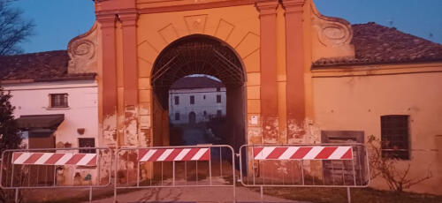 I pompieri transennano per sicurezza il portalre d'ingresso della storica cascina Maggi Stanga del Cornacchio a Solarolo Monasterolo