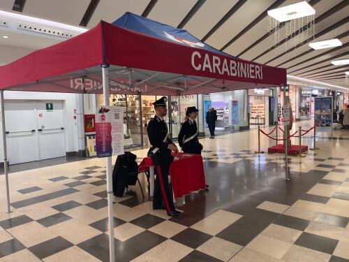 Iniziativa di sensibilizzazione degli anziani per prevenire i furti ai loro danni ad opera dei Carabinieri al centro commerciale