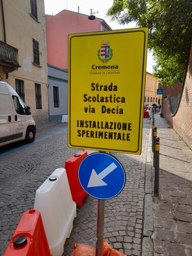 In via Decia si sperimenta la strada scolastica per tutelare gli utenti più deboli