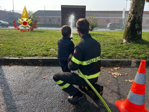 Centinaia di visitatori in caserma per la due giorni organizzata dai vigili del fuoco di Cremona