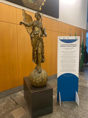 La "Vittoria alata" è esposta a Palazzo Lombardia: l'evento serve per promuovere il patrimonio storico artistico dei Musei di Cremona