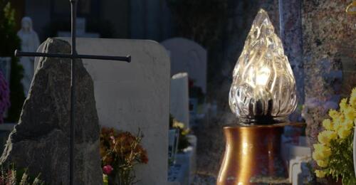 Civico cimitero, nuovi impianti per l'illuminazione votiva, eseguita manutenzione per ripristinare il servizio dove mancava