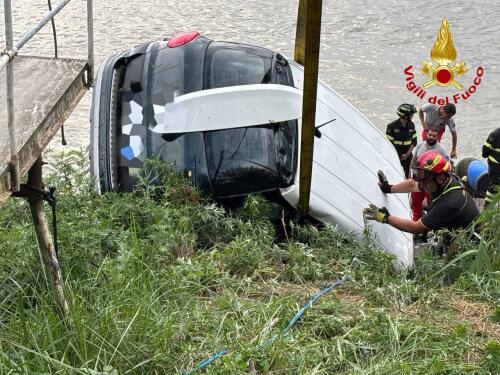 Recuperata nel fiume Po l'auto inabissata nei giorni scorsi con a bordo una donna, recuperata la salma