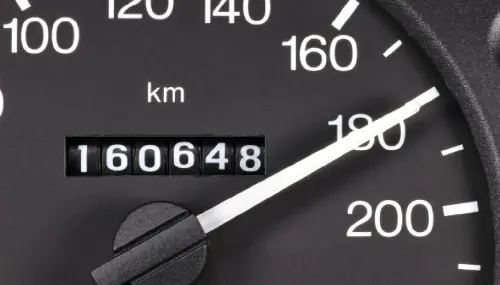 Vendono auto online ma era truccata per farla figurare con 150mila km di chilometraggio (invece dei reali 260mila): denuncia per truffa