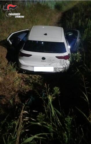 Auto non si ferma all'alt dei carabinieri a Spino d'Adda e fugge: inseguimento, esce di strada e gli occupanti scappano