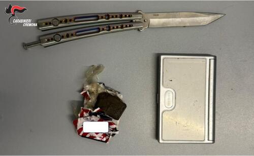 Crema, denuncio per possesso di droga e coltello