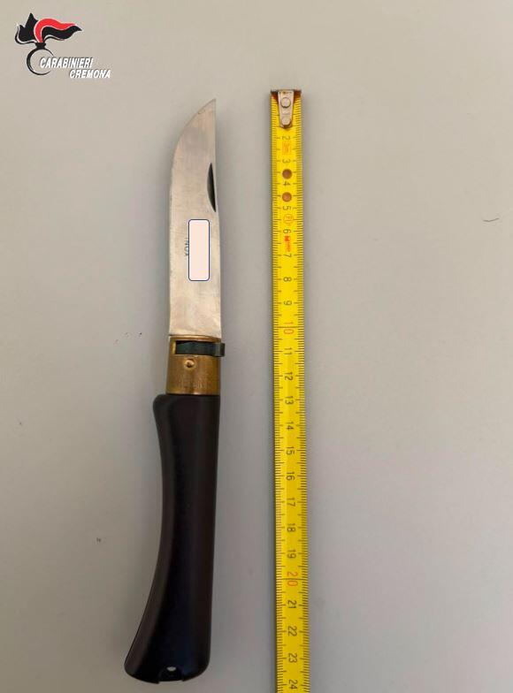 Denuncia a Sospiro: avrebbe minacciato due donne con un coltello per aver parcheggiato nei pressi del suo cancello