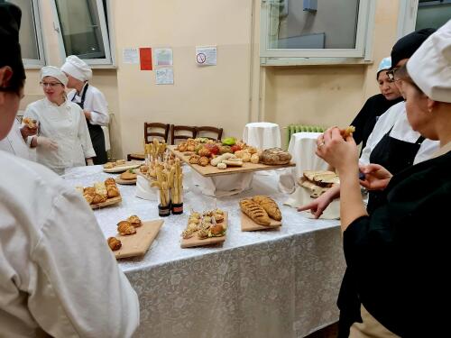 Martedì 3 marzo prima giornata di scuola aperta all'Einaudi, indirizzo enogastronomico: dalle 18.30 alle 20 possibile visita alle cucine didattiche con illustrazione del corso