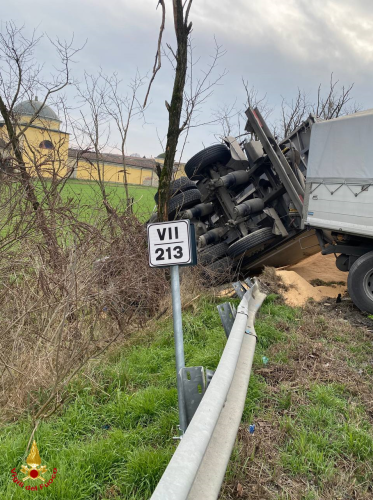 Un incidente a Castelvetro fa precipitare una motrice dal cavalcavia, un ferito grave