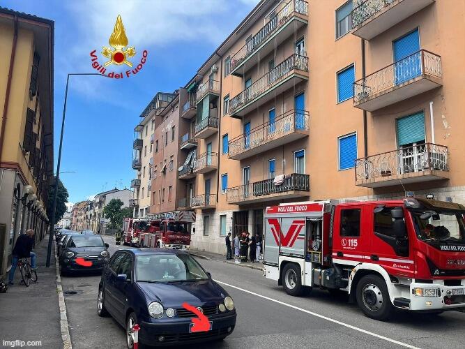 Vigili del fuoco in azione in via Giordano per spegnere un incendio